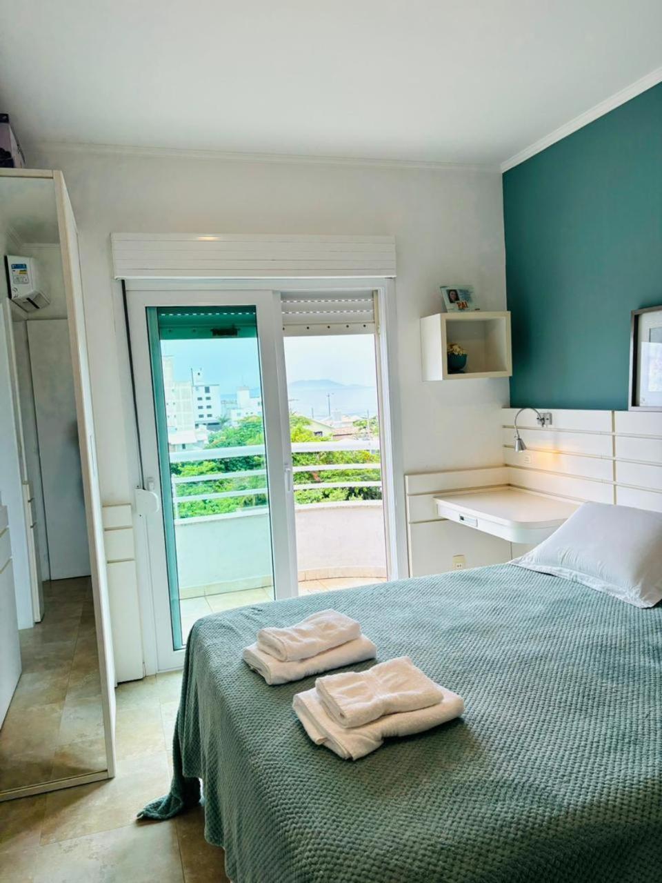 Apartment Palmas Do Arvoredo: Beachfront Penthouse With Terrace And Sea View *